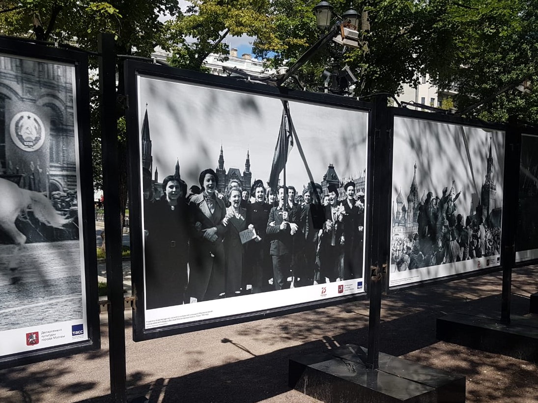 Фотовыставка "Радость Победы" на Тверском бульваре