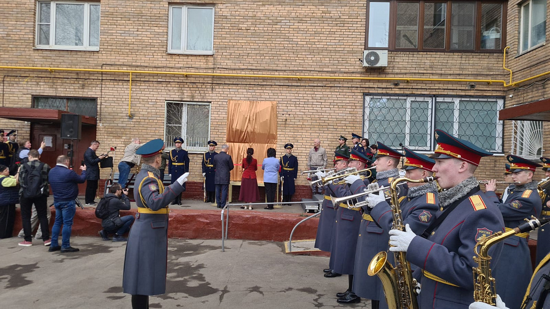 В Москве установили мемориальную доску в честь летчика, генерал-полковника авиации Сергея Ушакова
