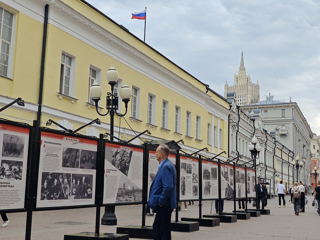 «Маршалы Великой Победы»: фотовыставка, посвящённая Георгию Жукову и Константину Рокоссовскому