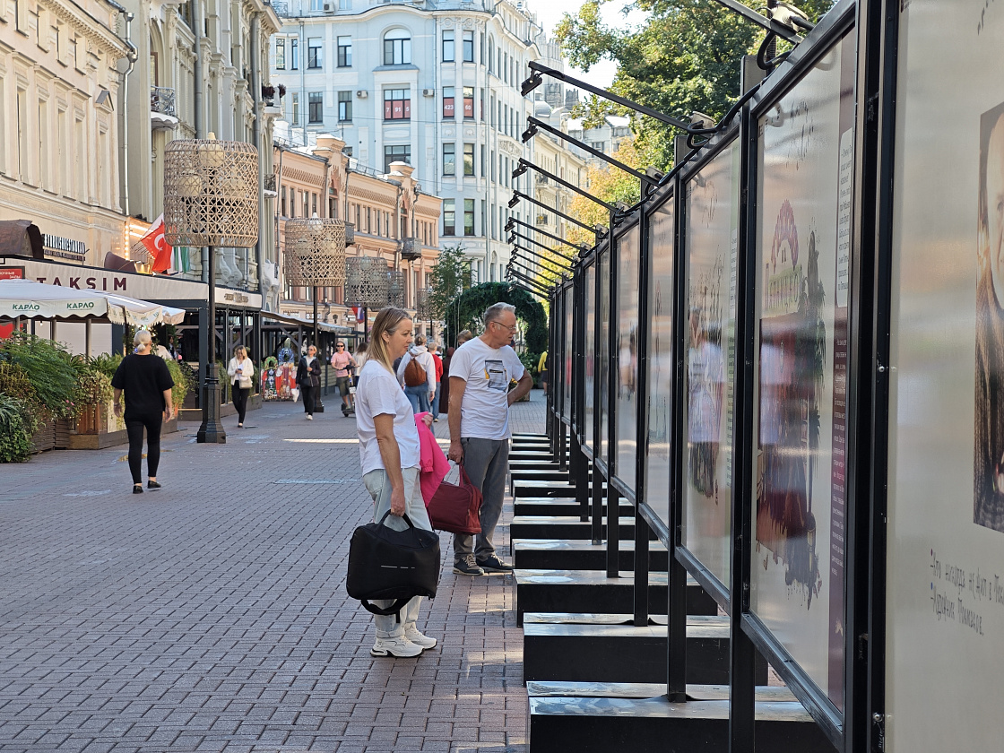 «Потешные прогулки по Москве» на Арбате: фотовыставка-путеводитель по улицам Москвы