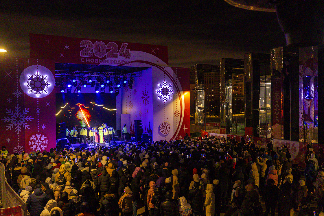 Дискотеки, концерты, шоу: как москвичи встречали Новый год на окружных площадках города