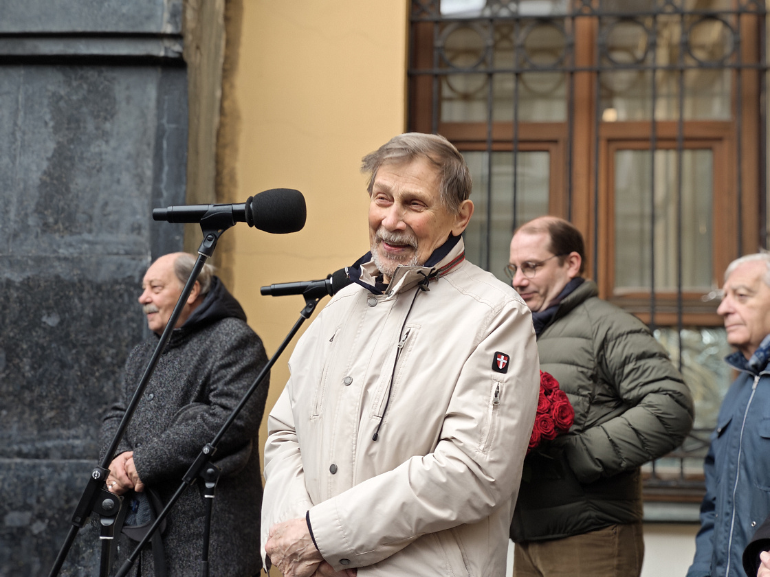 В Москве открыли мемориальную доску актёрам Екатерине Еланской и Виктору Коршунову