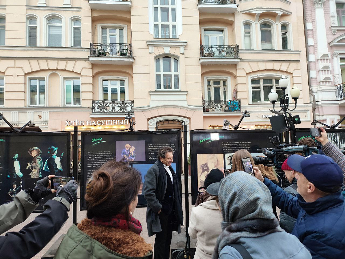 На Арбате прошло открытие фотовыставки «След кометы»