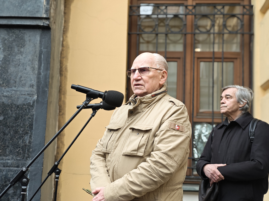 В Москве открыли мемориальную доску актёрам Екатерине Еланской и Виктору Коршунову