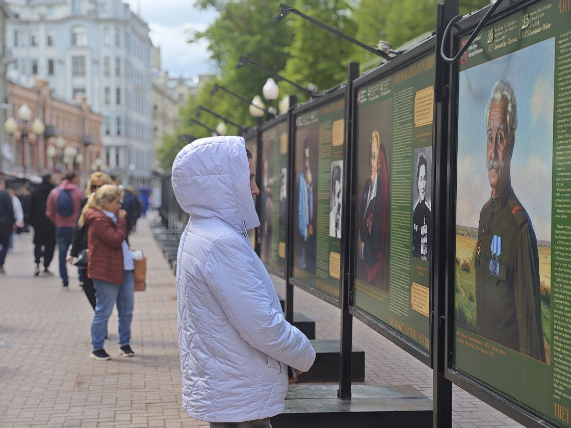 Патриотическая выставка репродукций с картин Александра Шилова «Они сражались за Родину!» на улице Арбат