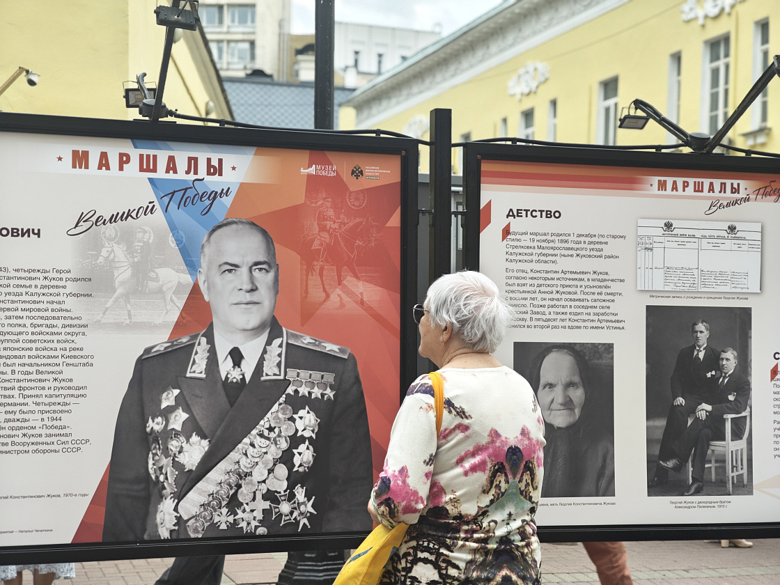 «Маршалы Великой Победы»: фотовыставка, посвящённая Георгию Жукову и Константину Рокоссовскому