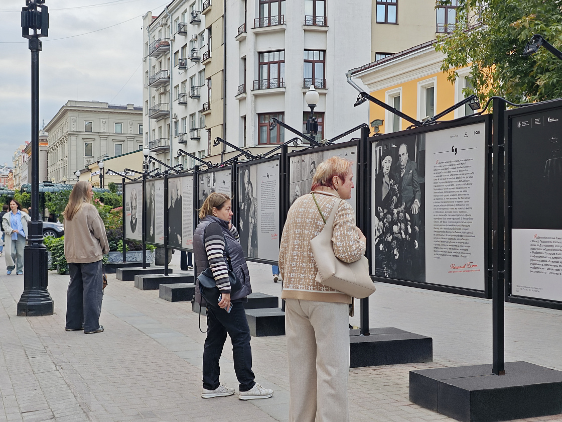 «Цитаты Раневской и о Раневской»: уличная выставка к 130-летию Фаины Раневской 