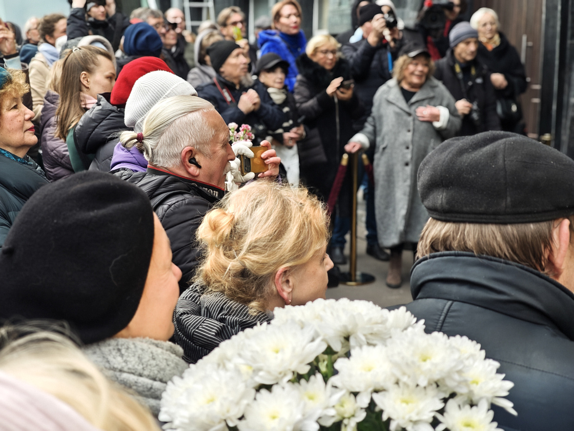 В Москве открыли мемориальную доску актёрам Екатерине Еланской и Виктору Коршунову