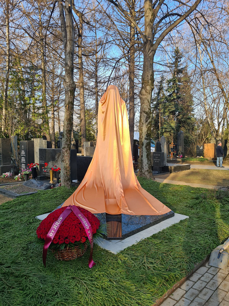 В Москве открыли памятник политику Владимиру Жириновскому 
