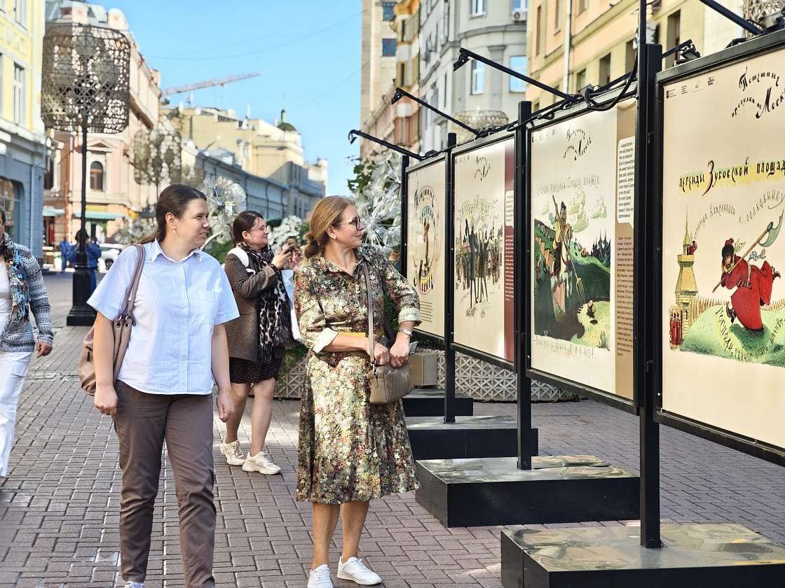 «Потешные прогулки по Москве» на Арбате: фотовыставка-путеводитель по улицам Москвы
