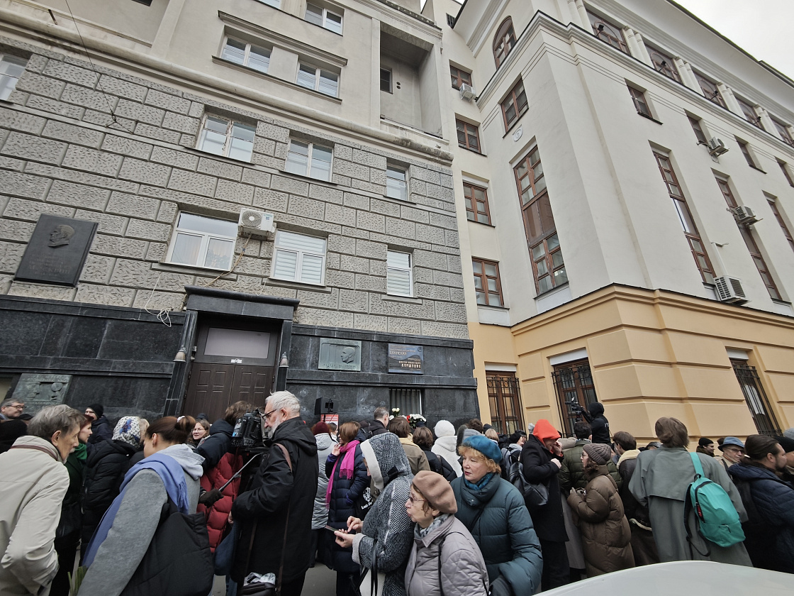 В Москве открыли мемориальную доску актёрам Екатерине Еланской и Виктору Коршунову