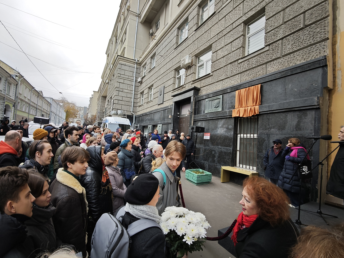 В Москве открыли мемориальную доску актёрам Екатерине Еланской и Виктору Коршунову